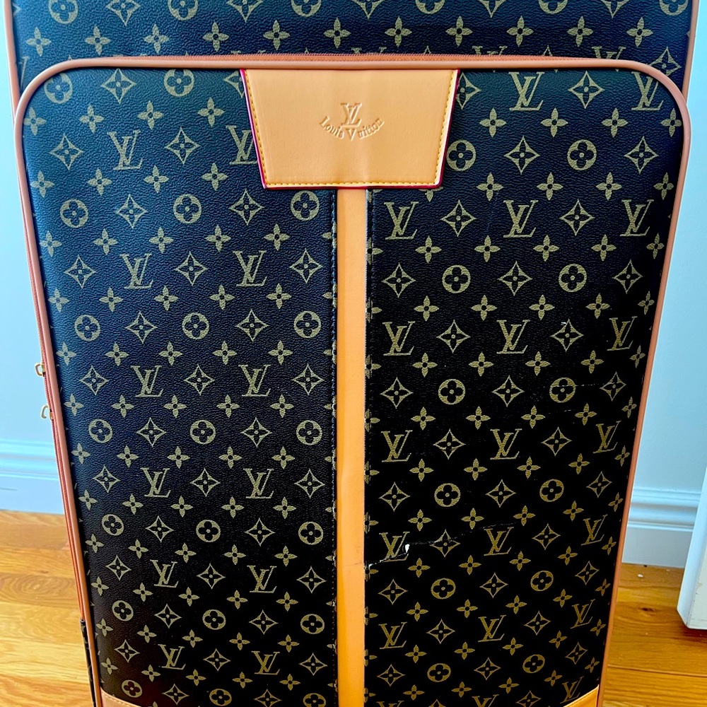 AUTHENTIC  CLASSIC LV BIG LUGGAGE, 2nd handed,in great condition !